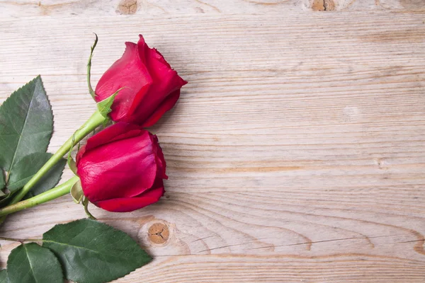 Rote Rosen auf Holz — Stockfoto