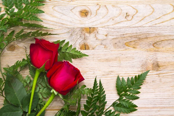Rote Rosen auf Holz — Stockfoto