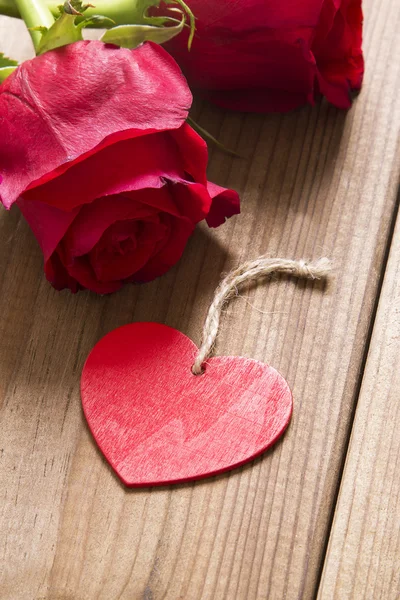 Rosa roja con etiqueta de corazón — Foto de Stock
