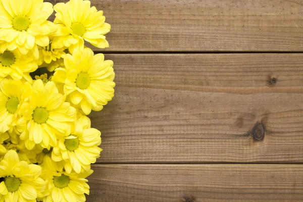 Strauß gelber Gänseblümchen — Stockfoto