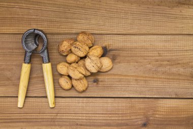 Tahtada fındık kıran