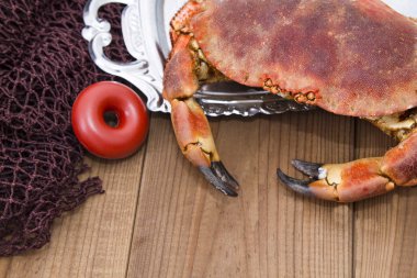 Masanın üzerinde bir tepside Yengeç