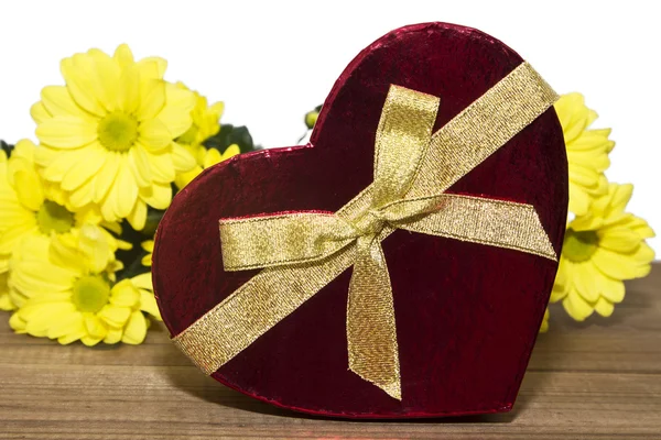 Yellow daisies with gift box — Stock Photo, Image