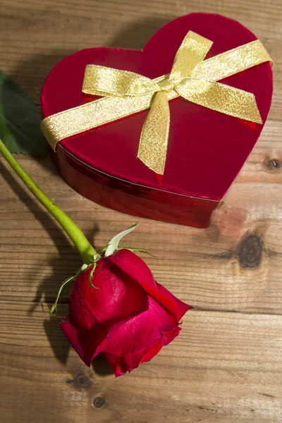 Mother's Day, roses and gift box — Stock Photo, Image