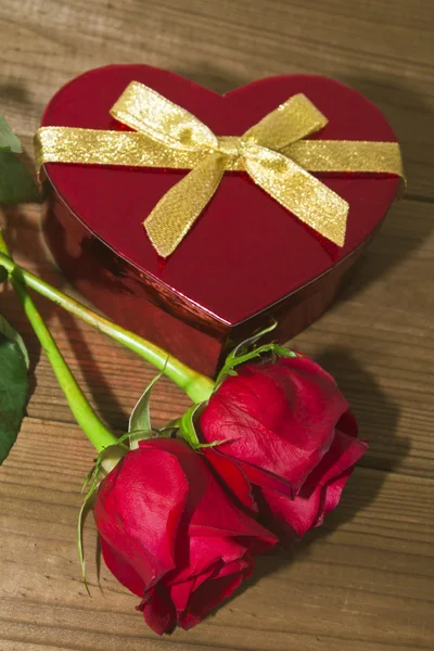 Mother's Day, roses and gift box — Stock Photo, Image