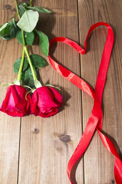 Röda rosor med menyfliksområdet hjärta — Stockfoto