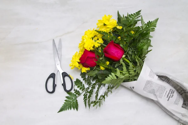 Bouquet of roses and daisies with scissors — Stock Photo, Image