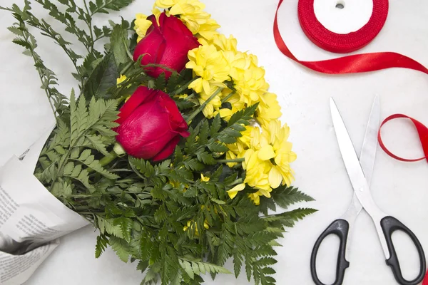 Букет роз и маргариток с ножницами — стоковое фото