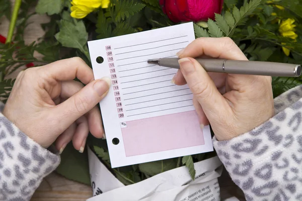 Chica haciendo ramo de rosas — Foto de Stock