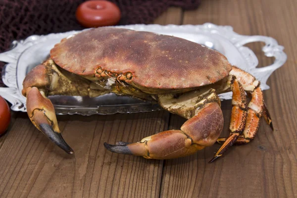 Cangrejo en un plato sobre la mesa —  Fotos de Stock