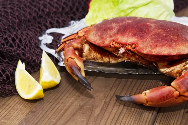 Masanın üzerinde bir tepside Yengeç