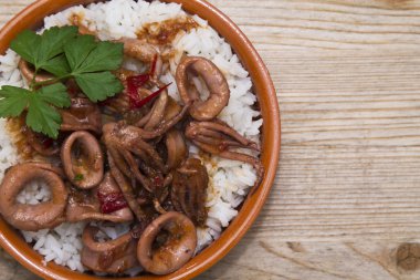 pirinç ile kalamar güveç izole