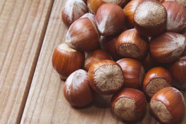  ahşap üzerine lezzetli fındık