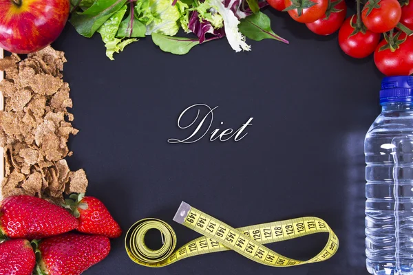 Diet: jordgubbar, måttband, vattenflaska, — Stockfoto