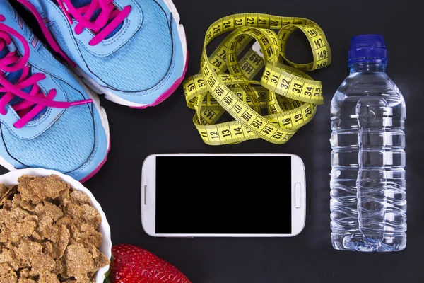 Diyet, koşu ayakkabıları, su şişesi, cep telefonu ve şerit metre — Stok fotoğraf