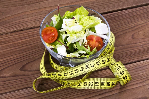 Ensalada y cinta métrica — Foto de Stock