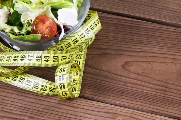 Sallad och måttband — Stockfoto