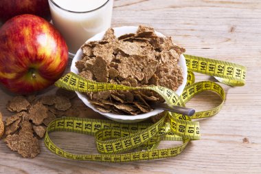 tahıl, çilek ve şerit metre