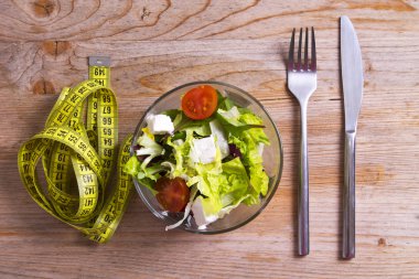 salata ve çatal ile şerit metre