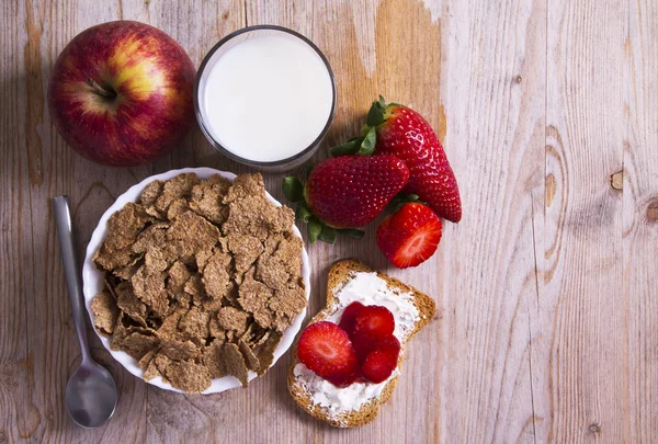 Graan, aardbeien en meetlint — Stockfoto