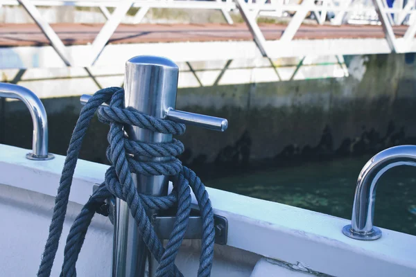 Sailor förtöjning i båten — Stockfoto