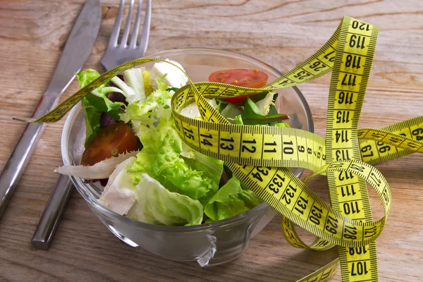 Salat und Maßband — Stockfoto