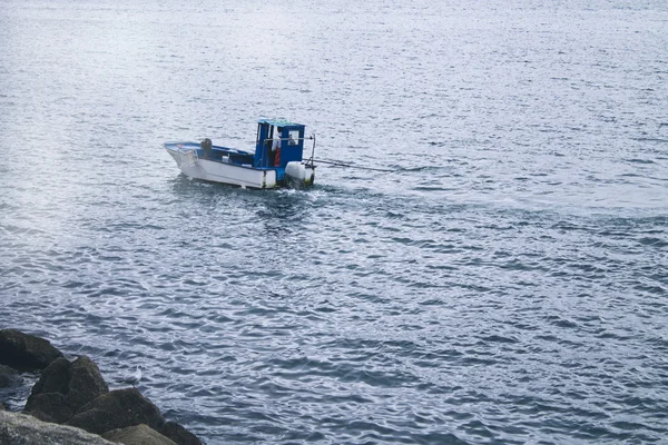 Σκάφη χρώμα στο νερό — Φωτογραφία Αρχείου