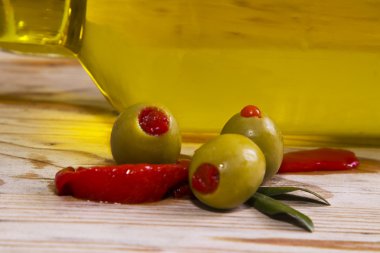 kırmızı biber dolma zeytin