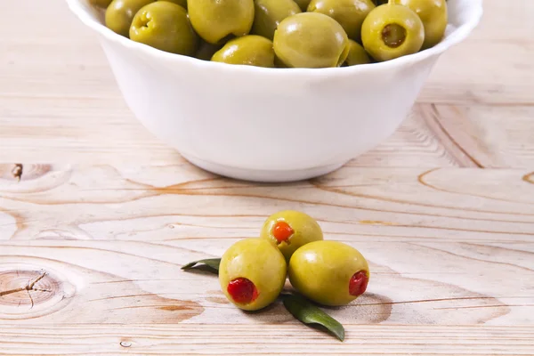 Красный перец фаршированные оливки — стоковое фото