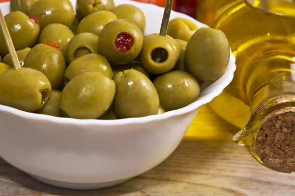 Красный перец фаршированные оливки — стоковое фото