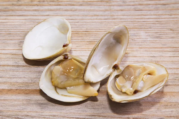 Морепродукты, моллюски на деревянном фоне — стоковое фото