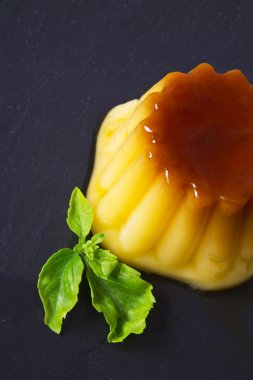 börek karamel ve vanilya ile