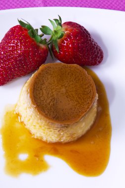 börek karamel ve çilek ile