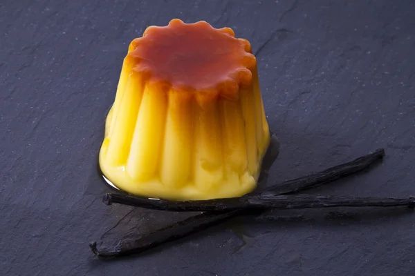 Flan med kola och vanilj — Stockfoto