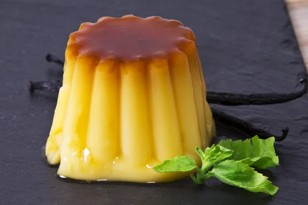 Flan med kola och vanilj — Stockfoto