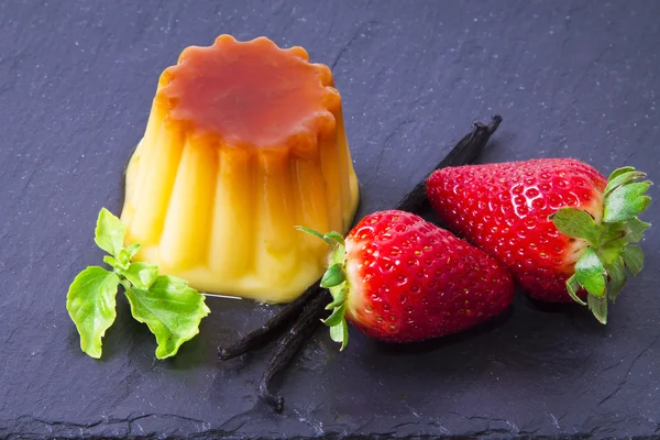 Flan with caramel and vanilla — Stock Photo, Image