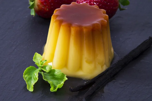 Flan con caramello e vaniglia — Foto Stock