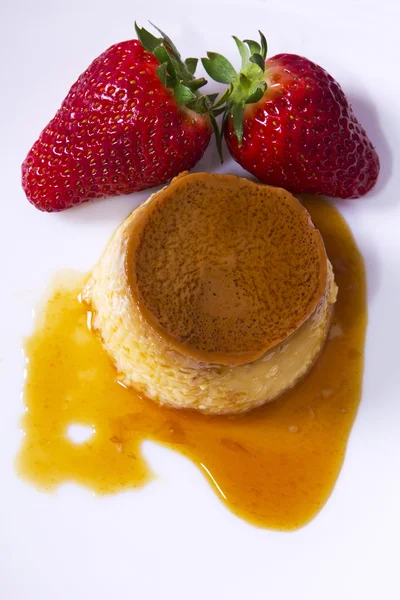 Flan mit Karamell und Erdbeeren — Stockfoto