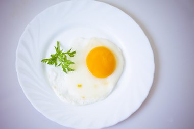Kızarmış yumurta beyazda izole edilmiş.
