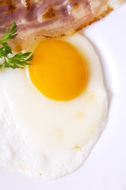 Domuz pastırmalı sahanda yumurta