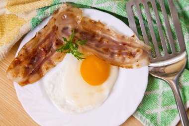 Domuz pastırmalı sahanda yumurta