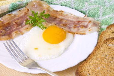 Domuz pastırmalı sahanda yumurta