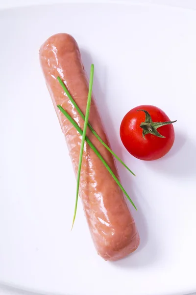 Worstjes met tomaat op de plaat — Stockfoto