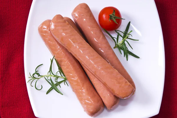 Würstchen mit Tomate auf dem Teller — Stockfoto