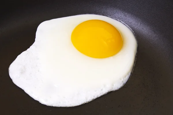 Uovo fritto nella padella — Foto Stock