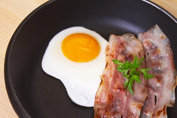 Ovo frito com bacon na panela — Fotografia de Stock