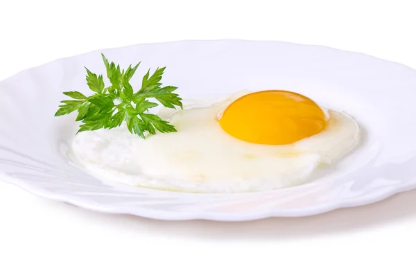Jaja smażone izolowane na białym — Zdjęcie stockowe