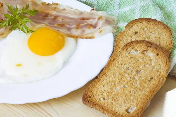 Jajko smażone z bekonem — Zdjęcie stockowe