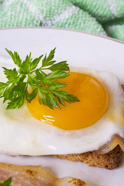 Jajko smażone z bekonem — Zdjęcie stockowe
