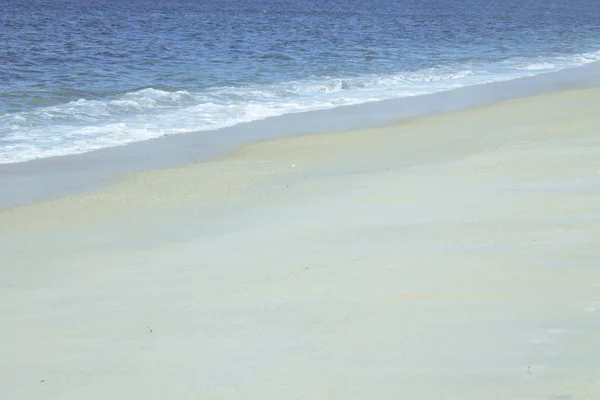 Ondas espumosas na praia — Fotografia de Stock